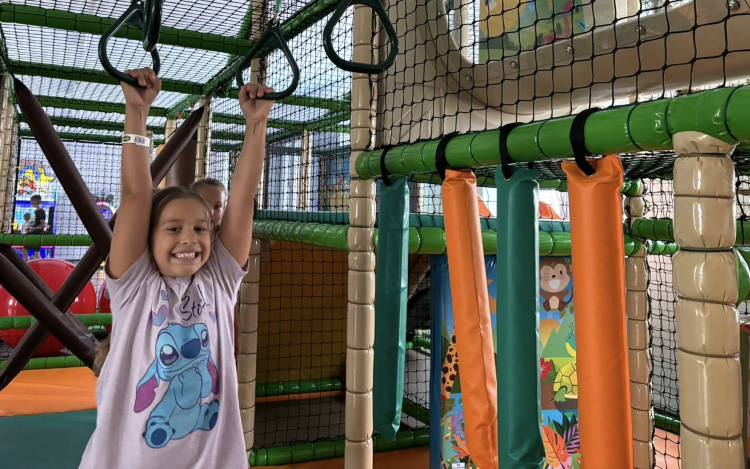 Móka és kacagás a város új játszóbirodalmában