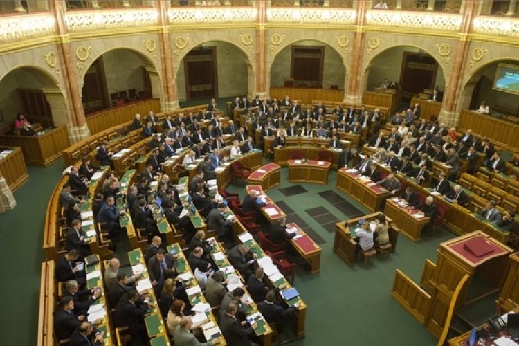 Háromnapos üléssel folytatja munkáját a parlament 