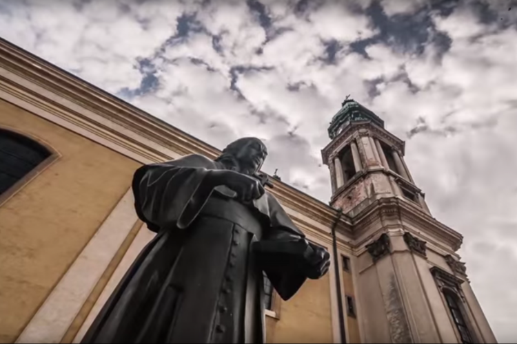 Gyönyörű Time Lapse videón Pápa nevezetességei