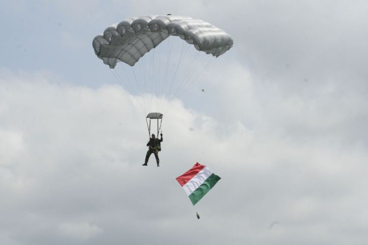 Repülőnappal ünnepelték a légierő 100. jubileumát a pápai Bázisrepülőtéren