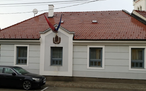 Csalással és sikkasztással vádol a pápai ügyészség egy férfit