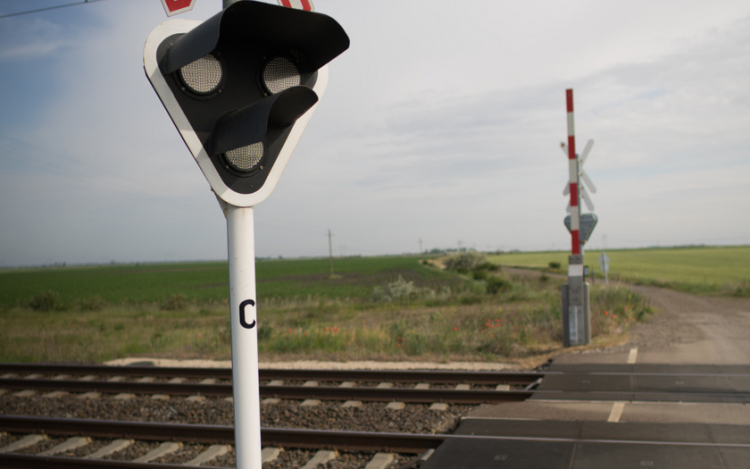 Figyelemmel, körültekintéssel a vasúti átjáróknál