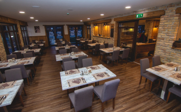 Éjfélig kitolódik a kijárási tilalom kezdete, holnap nyitnak az éttermek belső terei