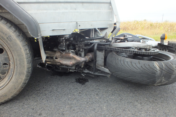 Figyelmetlen volt, egy motoros súlyosan megsérült a pápai elkerülőn