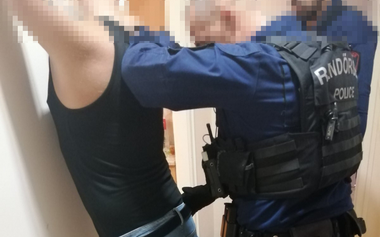 Fogházbüntetést kaphat a Pápa-környéki faluban fejszével támadó férfi