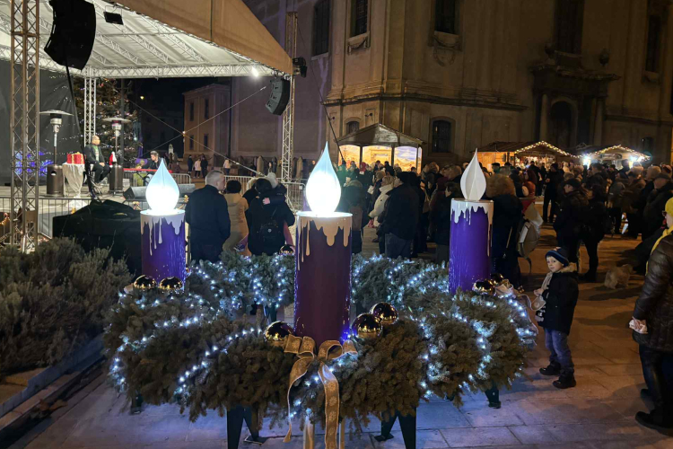 Már a második gyertya is világít a Fő téren