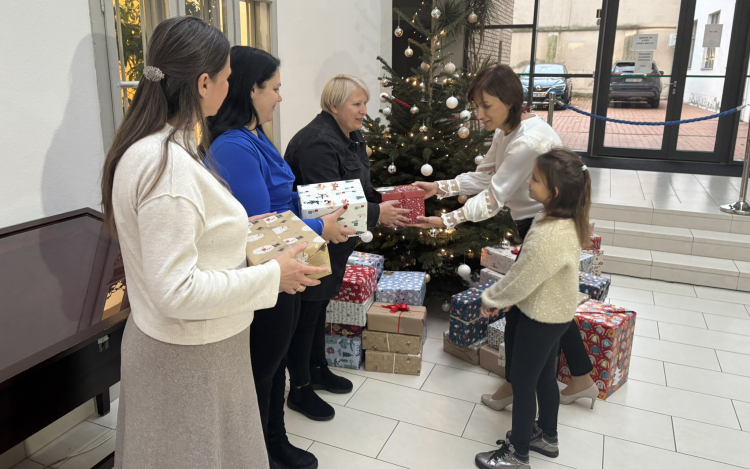 Cipősdobozok a Városháza dolgozóitól, rászoruló gyermekeknek