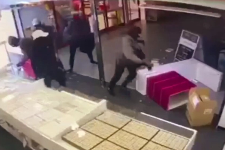 Durva videó: Így rabolták ki a veszprémi ékszerboltot