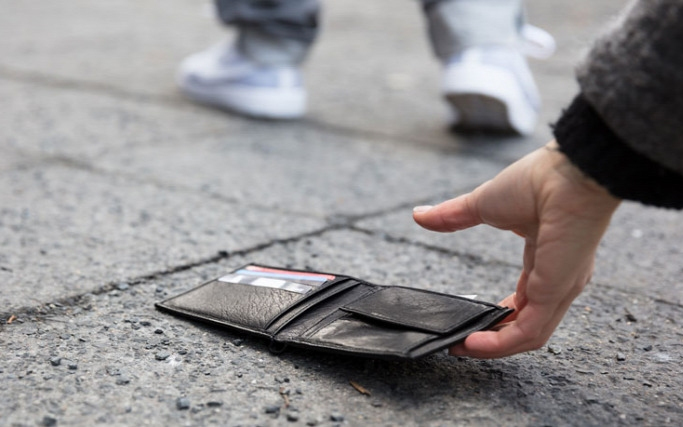 Nem adta le a talált pénztárcát, a rendőrök eljárást indítottak ellene