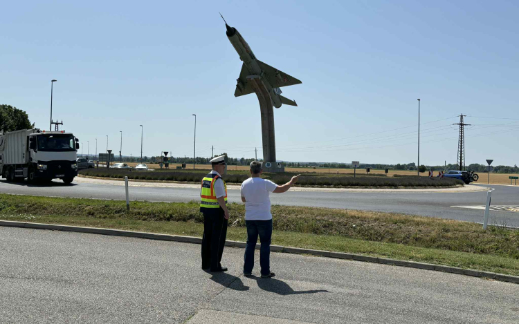 Kedden lemossák a MiG-21 emlékművet