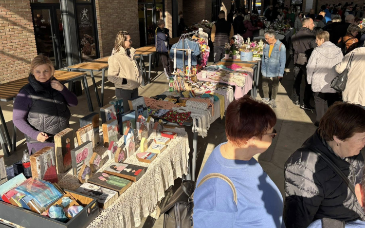 Nőnapi vásár a zenélő piacon