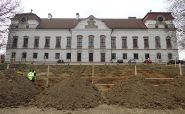 Megkezdődött az új szabadtéri színpad építése