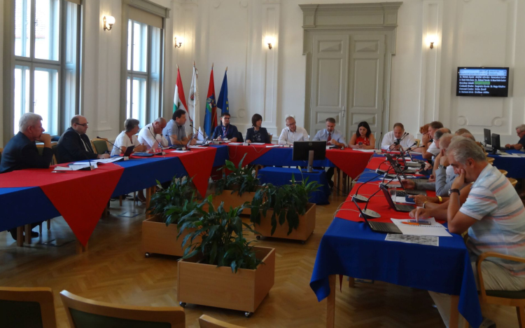 Vita a Fő téri épületek udvarába tervezett parkoló terveiről