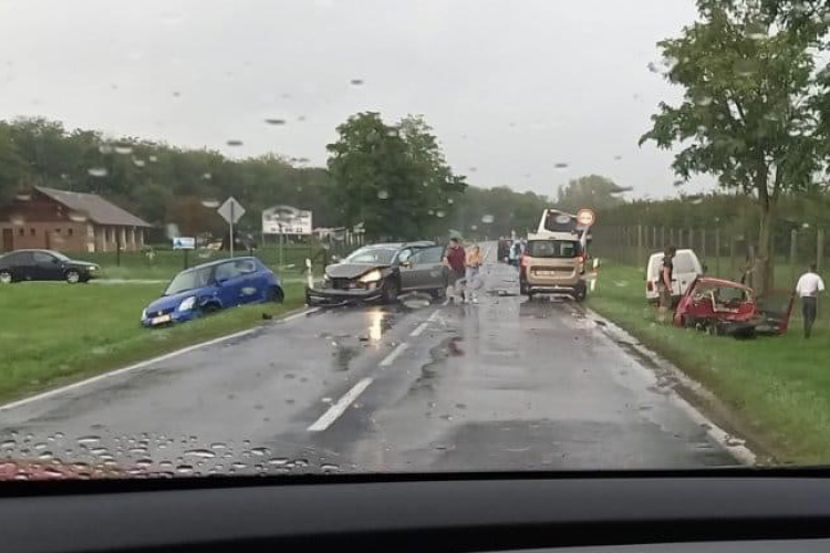 Több autó és egy autóbusz ütközött össze a 83-ason!