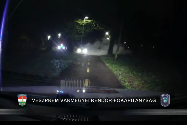 A rendőrök elől menekült az Opel corsás! - Videó