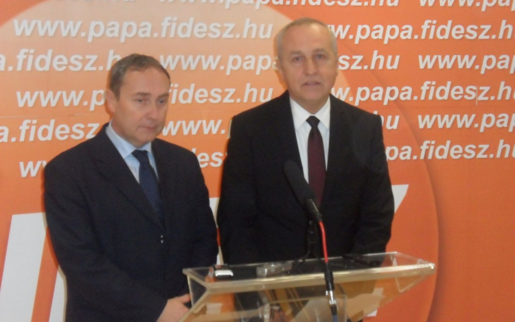 Pápa-Győr-Bp. autópályán - 15.000 Ft/év