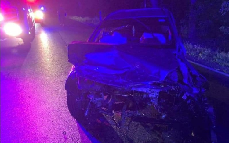 Három autóban 9 ember sérült meg a 83-ason