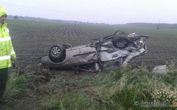 Felborult egy autó a 83-ason