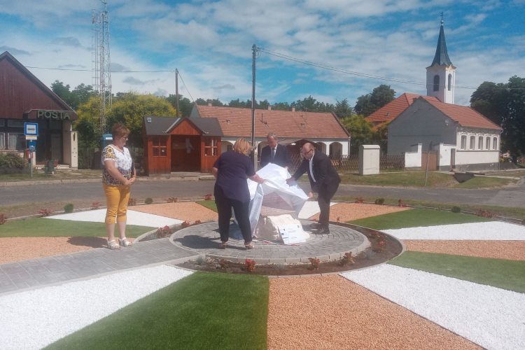 A környék első Petőfi-bicentenáriumi emlékműve