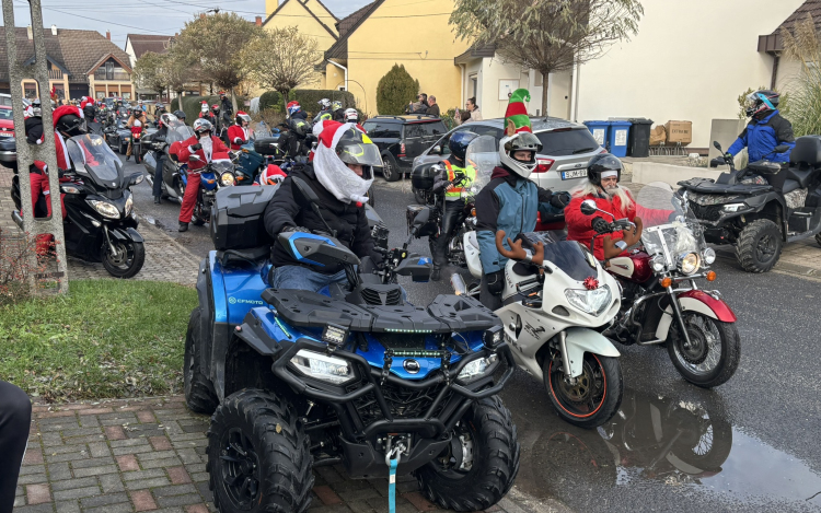 Többszáz gyermeket leptek meg a Motoros Mikulások Pápán