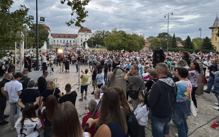 Pápára látogatott Magyar Péter