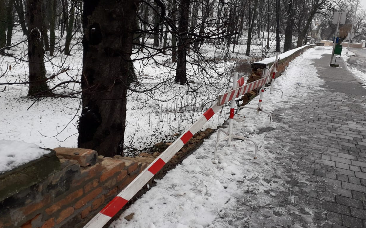 Autóval hajtottak neki a Szent István úti támfalnak, emiatt dőlt le újra
