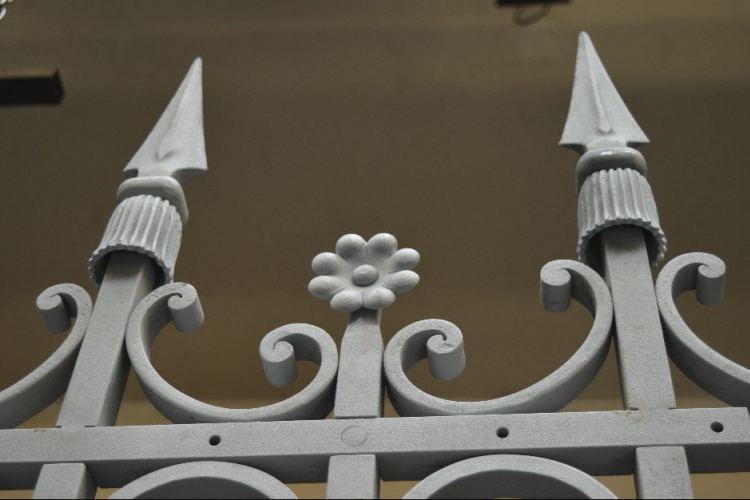 Készül a kastélykerítés - A ballagásra helyükre kerülhetnek a griffek