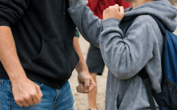 Játszótéren kötözködött a 19 éves fiatal