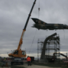 MiG-21 Emlékmű - Pápa - A gép emelése