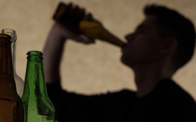 Összevesztek a zenén a kocsmában, sörösüveg dobálás lett a vége