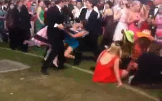 Tönkrevágta a lagzit az exbarátnő (videó)