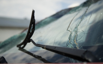 Árokba hajtott egy autó a 83-ason