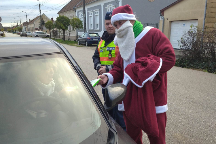 Ajándékot osztott a rendőrség mikulása Pápán