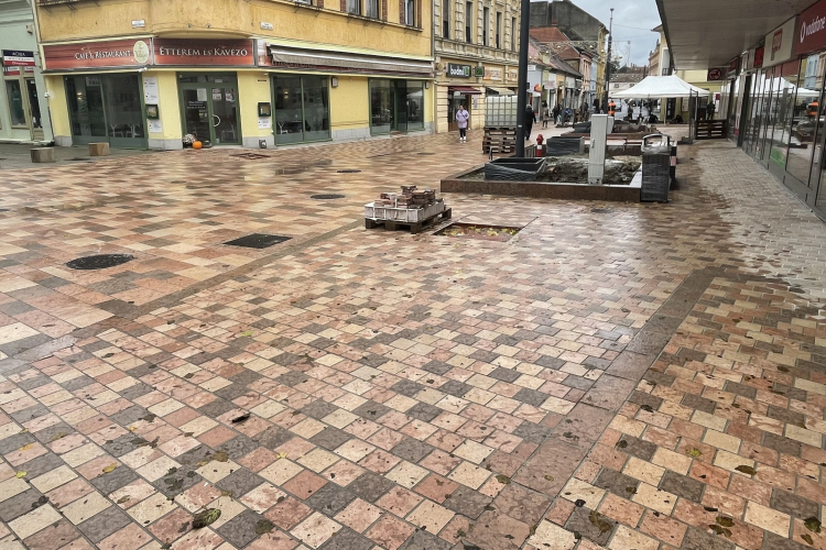 Hamarosan elkészül a Kossuth utca áruház előtti szakasza
