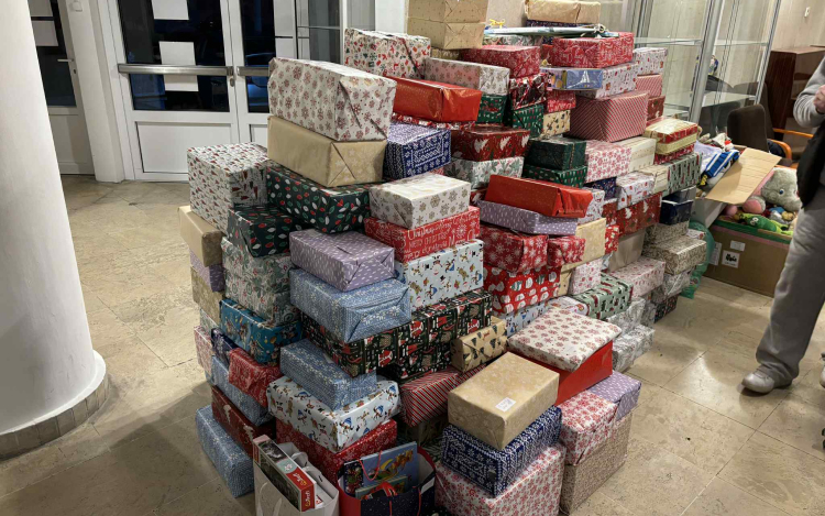 Közösségi összefogásban csomagolták be az adományokat