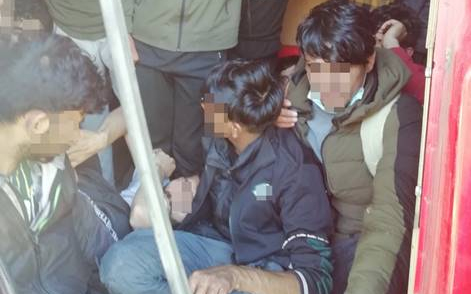 Húsz migránst szállított kisteherautójával a fiatal gyanúsított