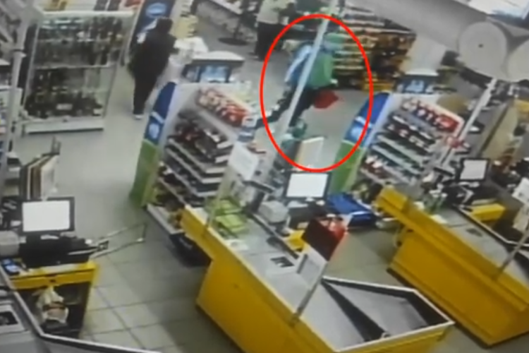 Figyelem! Lopás elkövetőjét keresik a pápai rendőrök - Videó