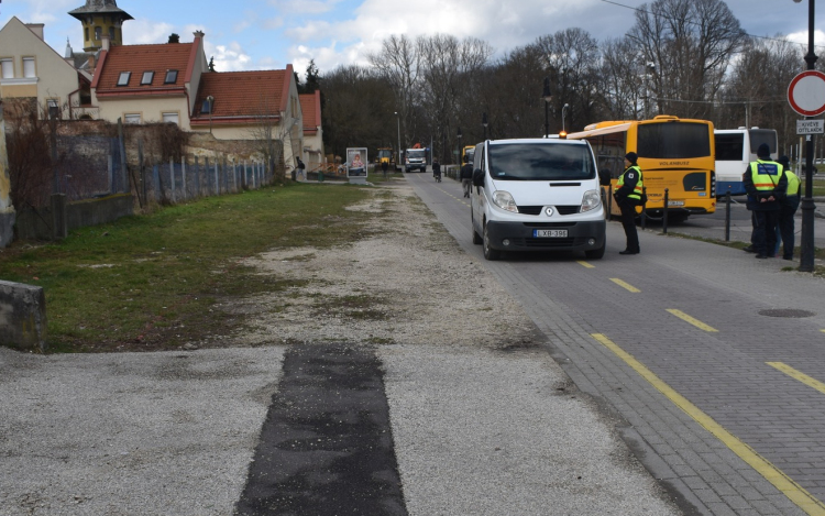 Lemurvázzák a piaci árusok sátrainak a helyét