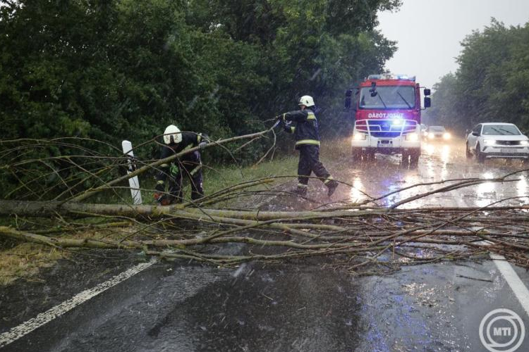 Katasztrófavédelem: nyugaton és keleten is vihar okozott károkat