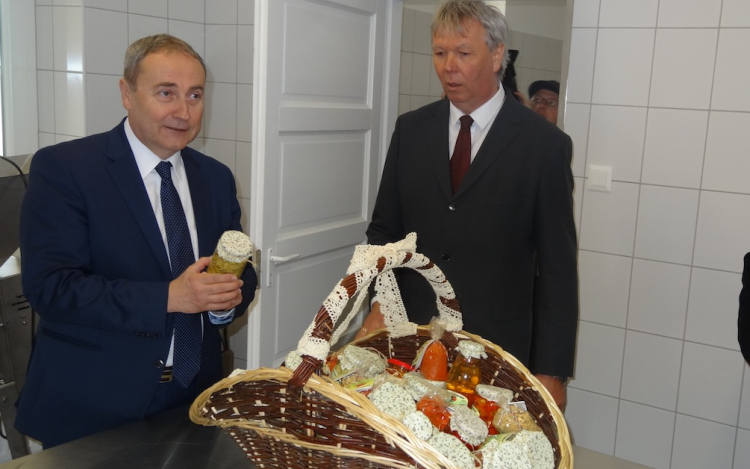 Zöldség- és gyümölcsfeldolgozó üzemet adtak át Lovászpatonán