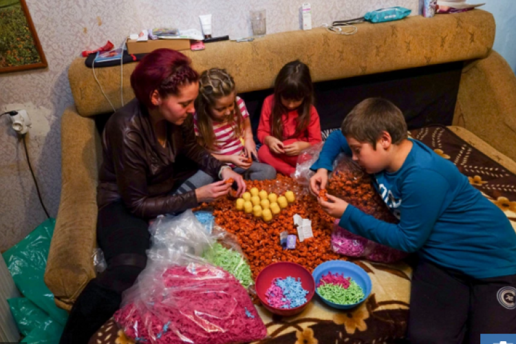 Durva: Szegény erdélyi gyerekek otthon csomagolják a Kinder tojás ajándékait