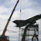 MiG-21 Emlékmű - Pápa - A gép emelése