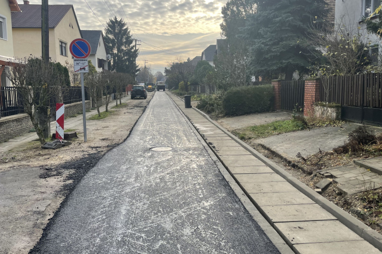 Már aszfaltozzák a sétányokat és a Szalmavári utcát