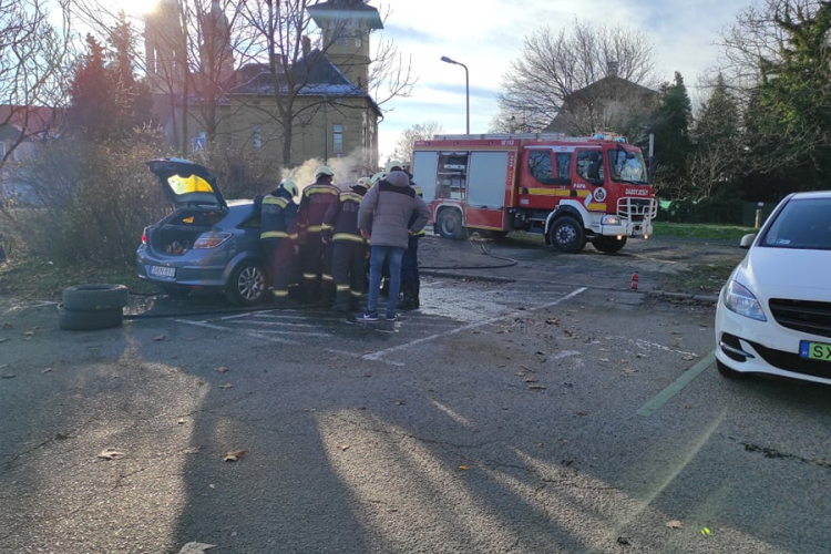Kigyulladt egy autó a várkerti parkolóban