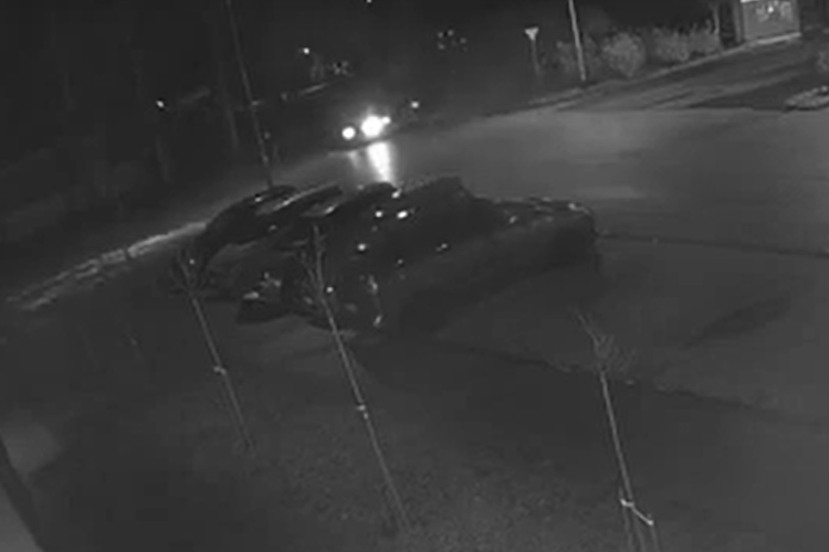 Frissjogsis fiatal csúszott neki az Aldi parkolóban várakozó autóknak - Videó