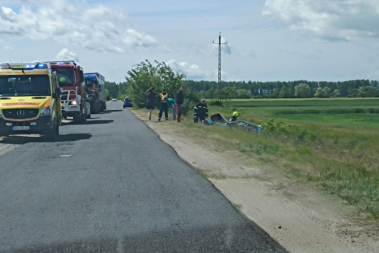 Árokba csúszott egy autó a mihályházi bekötőúton