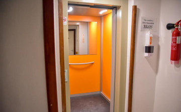 Új liftet kapott a Teveli úti otthonház