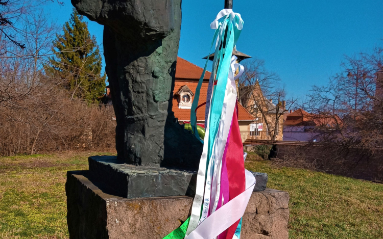 »Köss egy szalagot Petőfi vándorbotjára!«