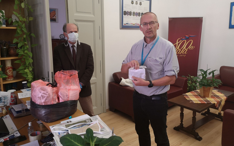 Szájmaszkot és gumikesztyűt kap minden 60 év feletti pápai lakos