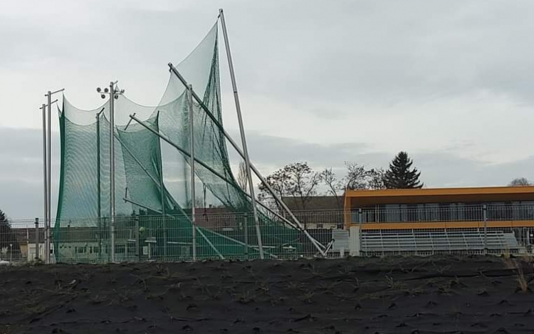 Megrongálta a viharos szél az épülő Atlétikai Centrum dobókörének hálóját